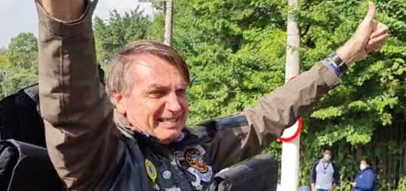 Bolsonaro participa de ato com motociclistas e é multado por não usar máscara