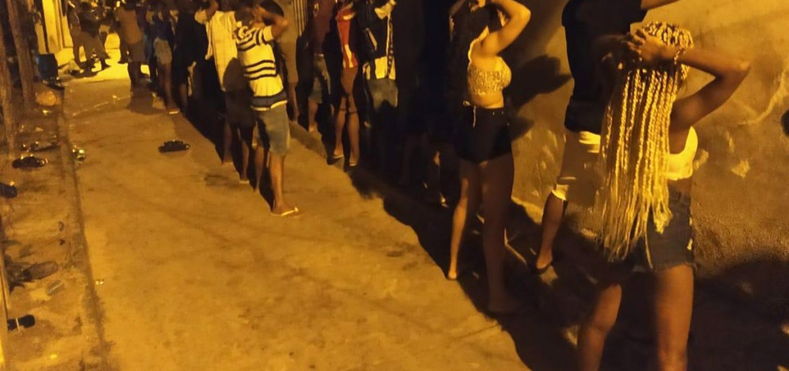Polícia encerra festa 'paredão' com cerca de 150 pessoas em Lauro de Freitas