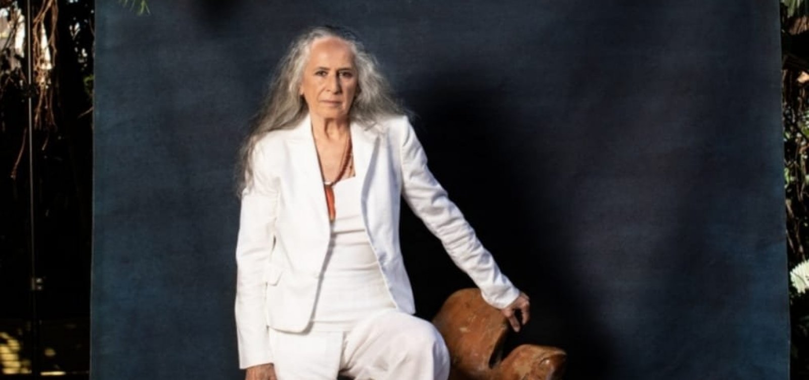 Maria Bethânia faz 75 anos e anuncia nova música: 'A flor encarnada'