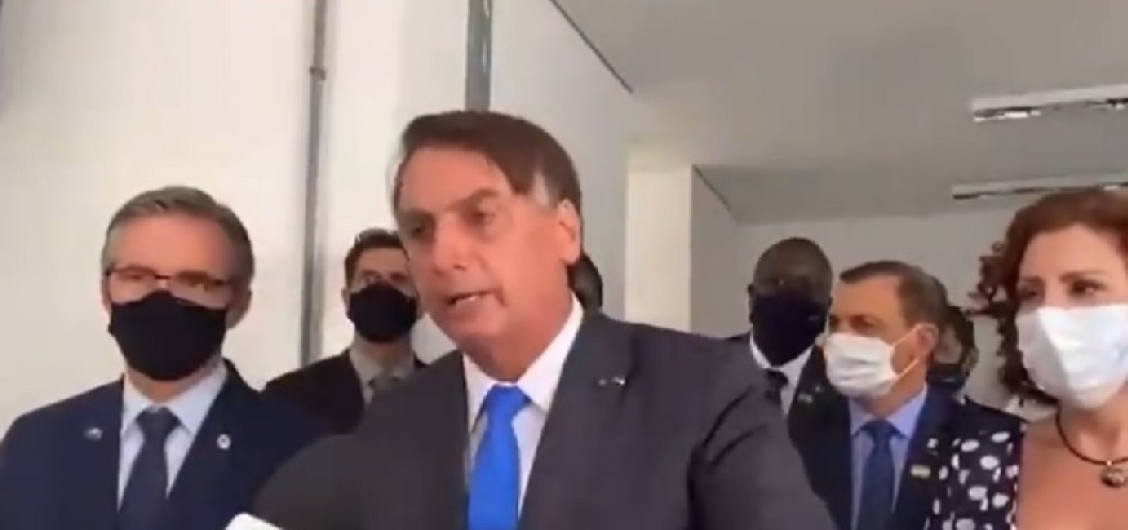 Bolsonaro tira a máscara durante entrevista e faz novos ataques à imprensa: "Vocês fazem jornalismo canalha"