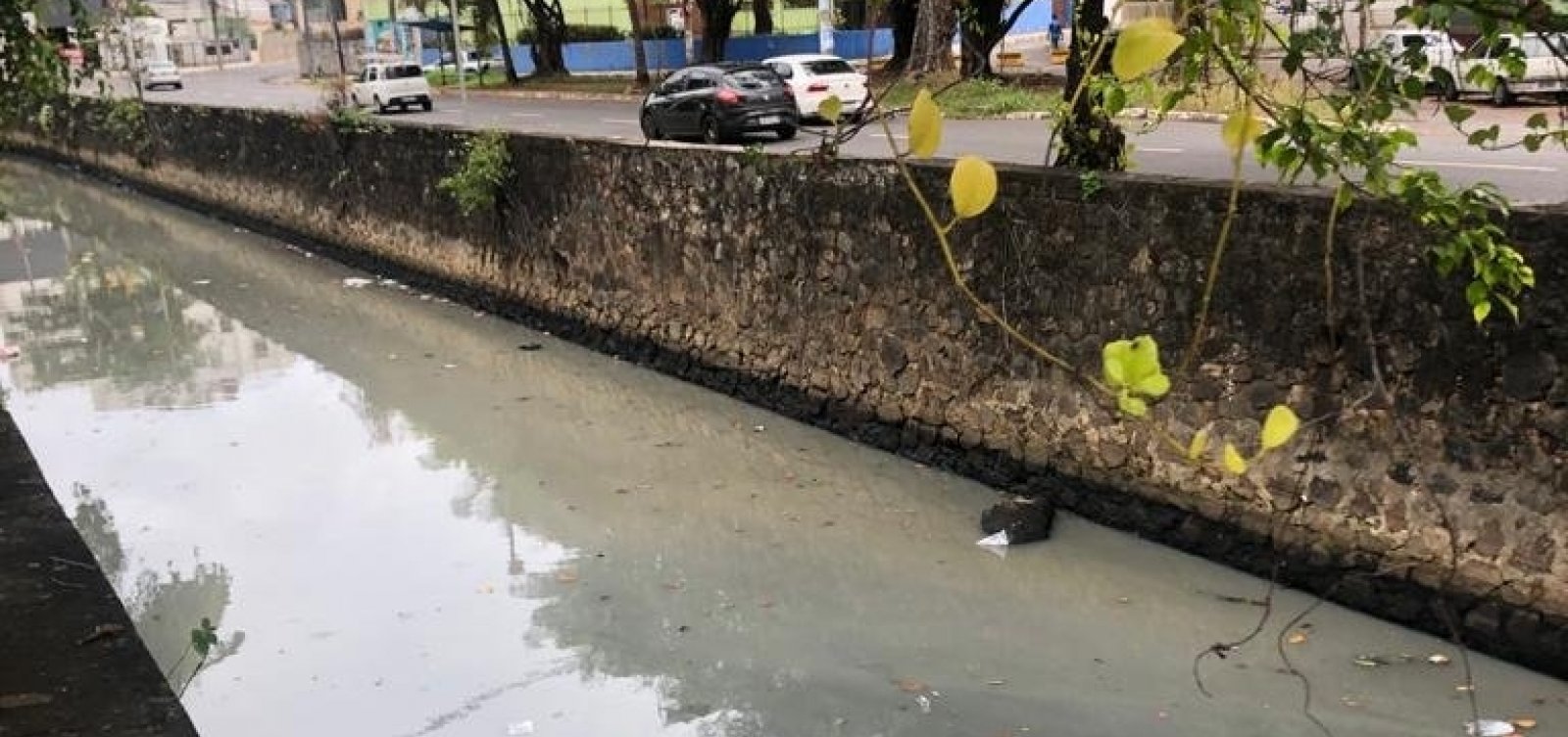 Moradores do Rio Vermelho relatam mau cheiro em canal; Embasa culpa maré