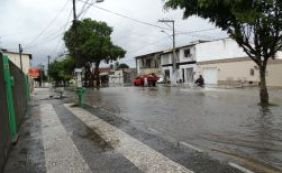 Chuva de quase 1 hora deixa ruas alagadas em Feira de Santana