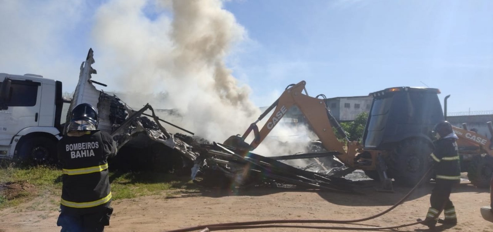 Incêndio destrói caminhão baú em Feira de Santana 