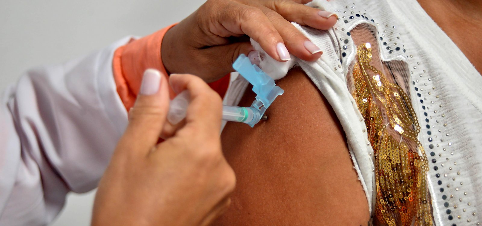 Covid-19: Salvador vacina pessoas com 44 anos ou mais 