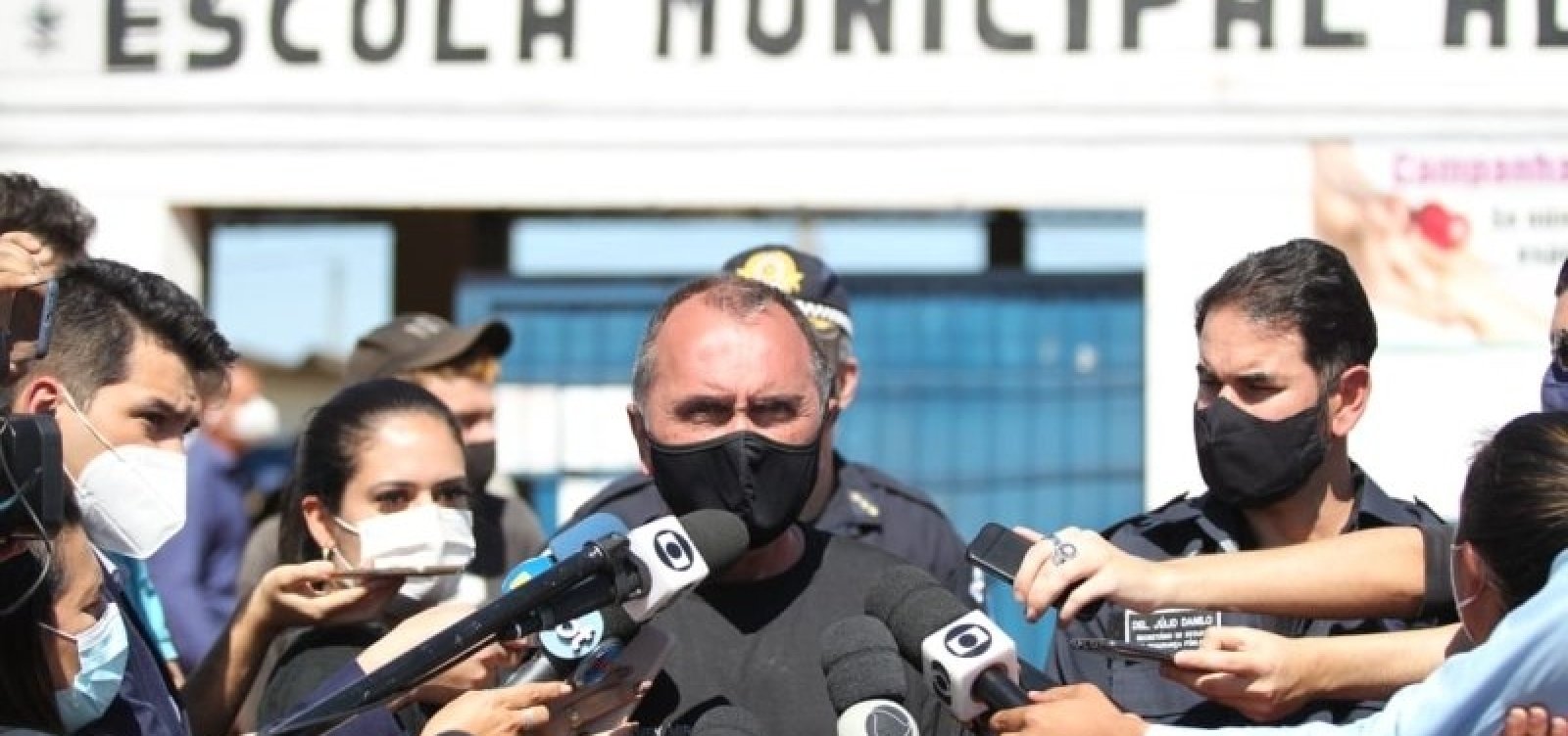 Secretário disse que Lázaro descarregou pistola nos policiais