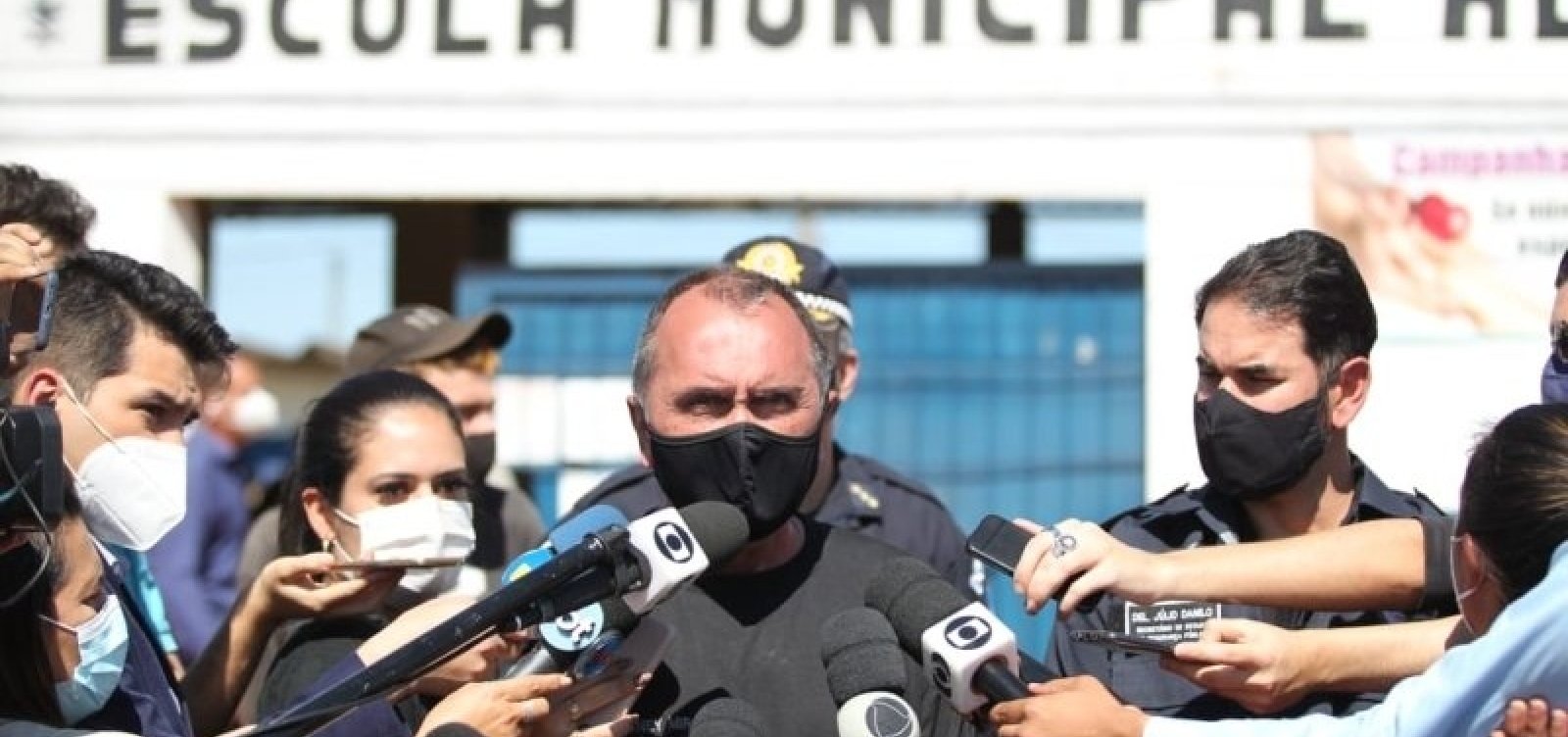 Secretário disse que Lázaro descarregou pistola nos policiais