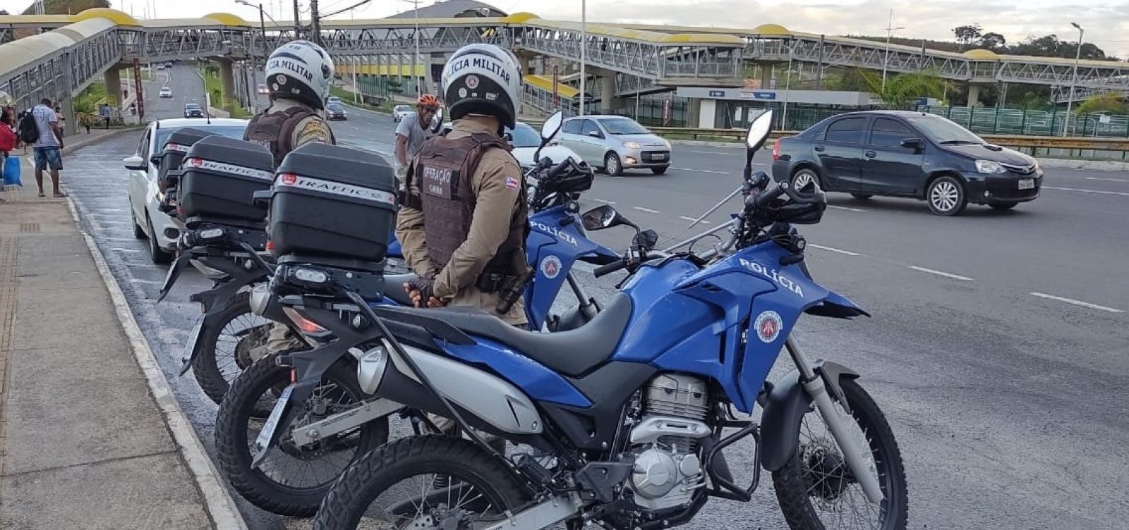 Homem morre e dois são presos durante operação da polícia contra roubo de ônibus