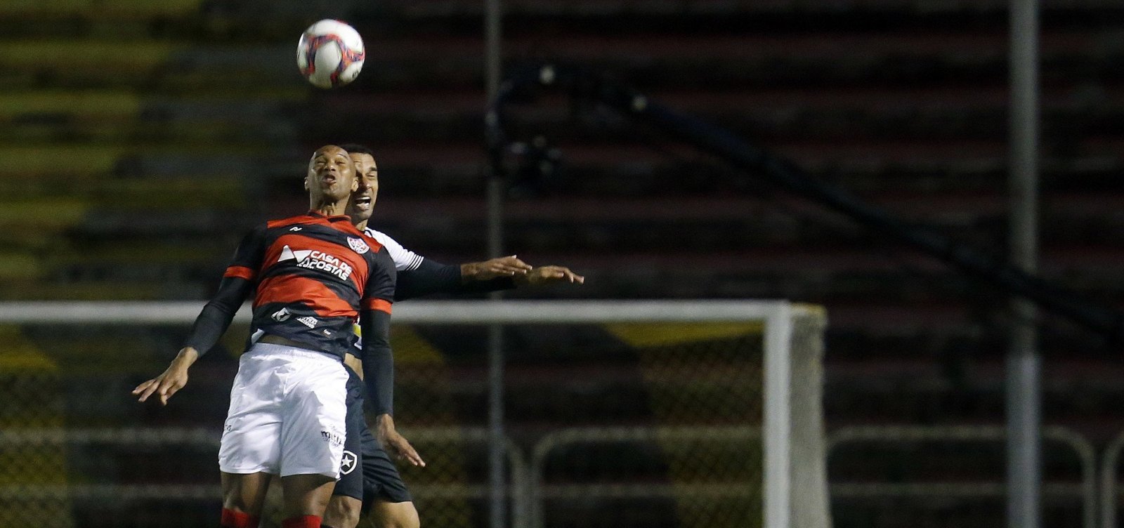 Vitória perde terceira seguida e pega Goiás no sábado