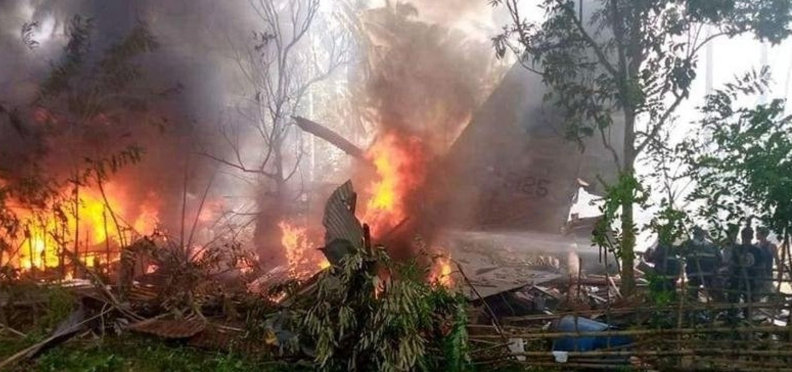 Avião militar cai nas Filipinas com 92 pessoas a bordo; ao menos 29 morreram