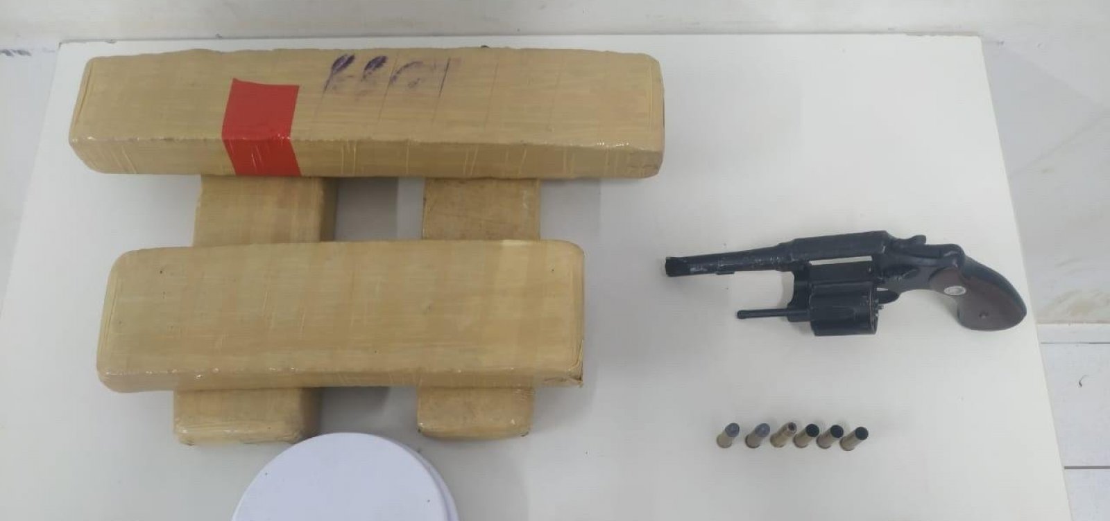 Suspeito de tráfico morre em confronto no oeste baiano; PM apreende arma e drogas