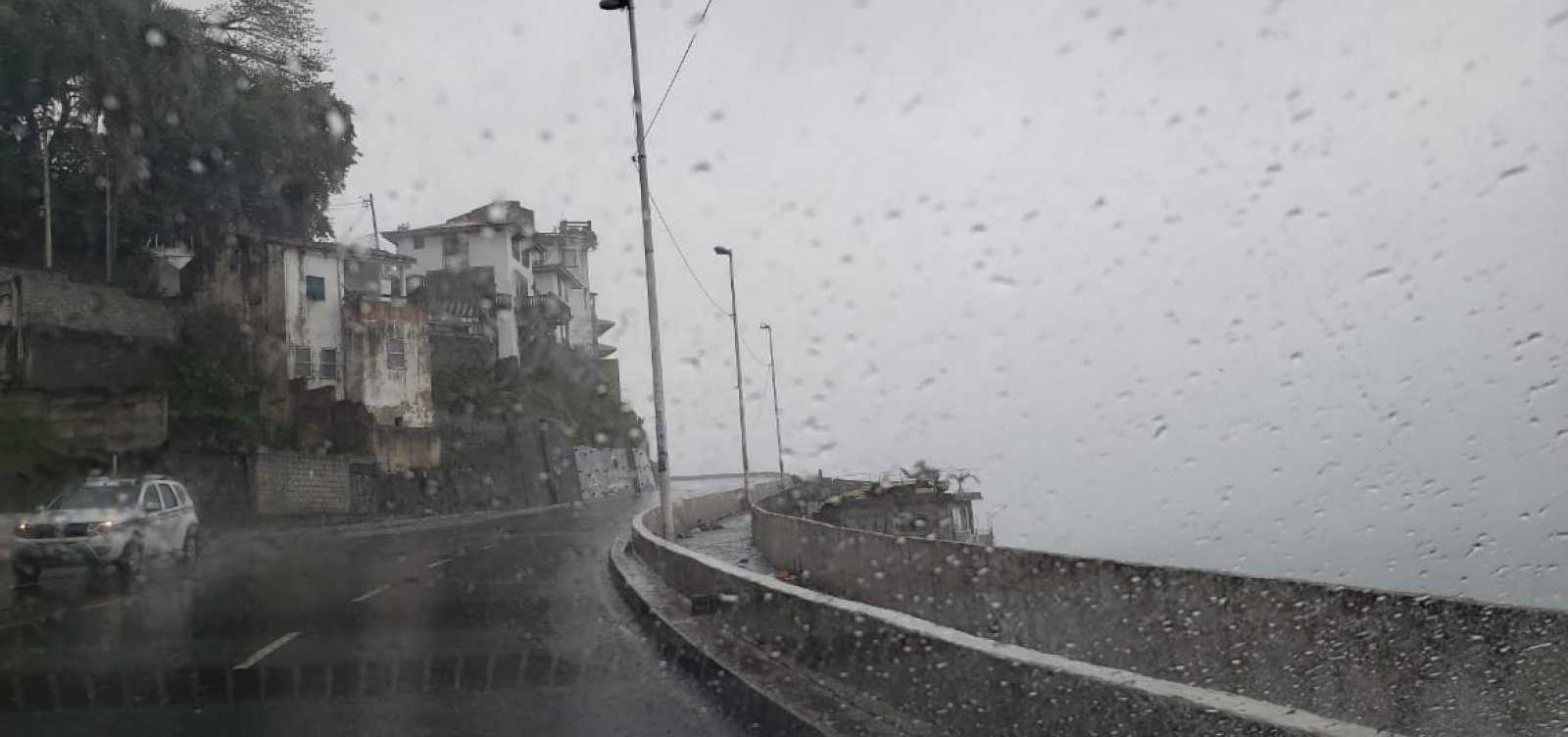 Temporal desaba em Salvador e baía 'desaparece' na Avenida Contorno