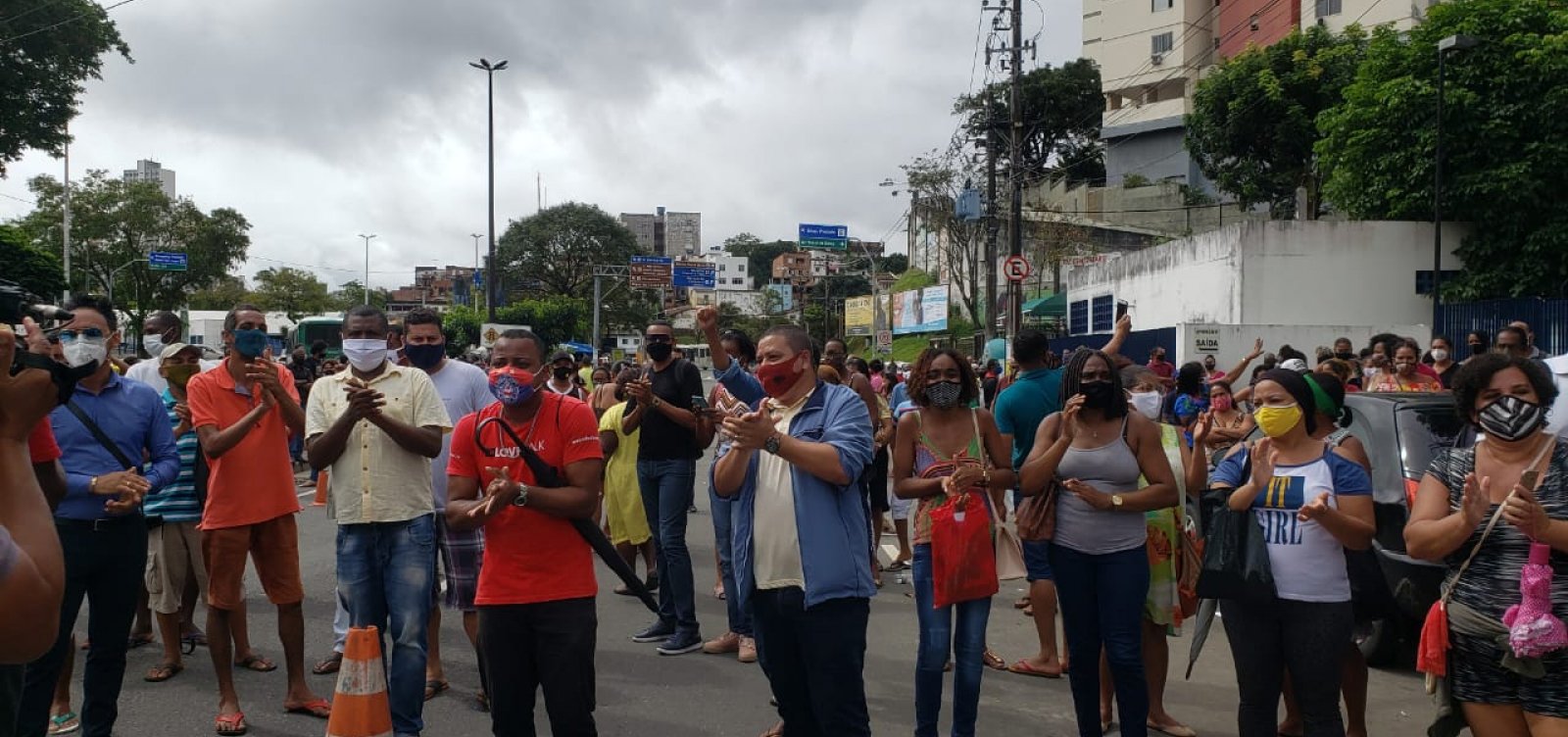 Pacientes fecham trânsito e protestam contra falta de doses no Quinto Centro