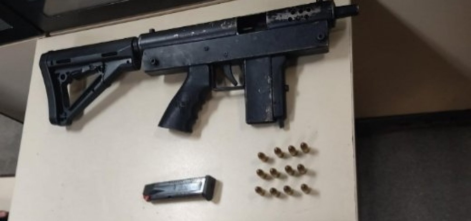 Homem tenta fugir ao ver polícia em Feira de Santana e é flagrado com arma na mochila