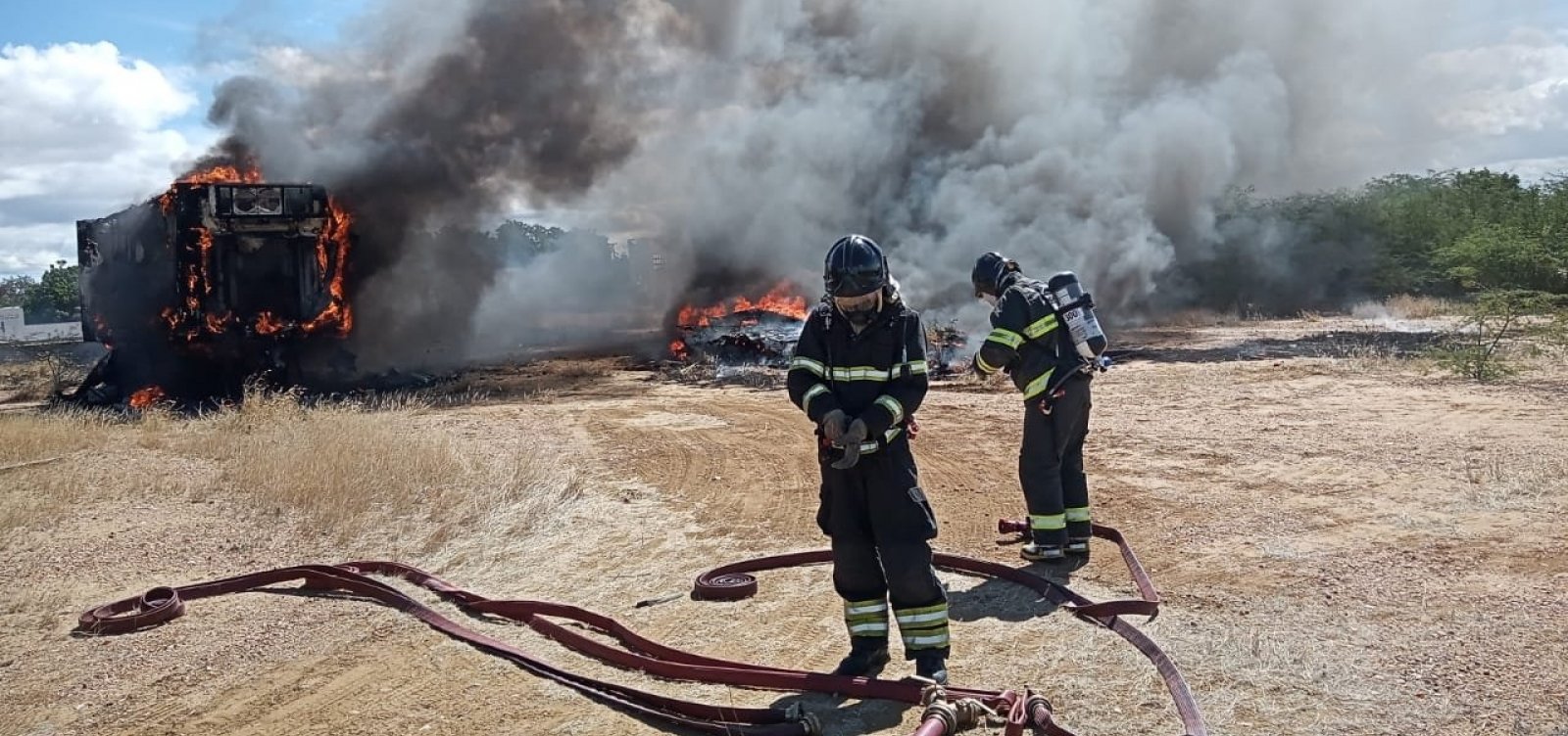 Incêndio atinge caminhões-baús na BA-210, norte do estado