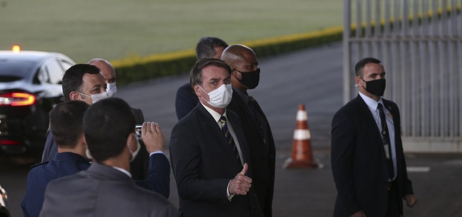 Pressionado, Bolsonaro questiona segurança das eleições e diz que Datafolha "recebe grana"