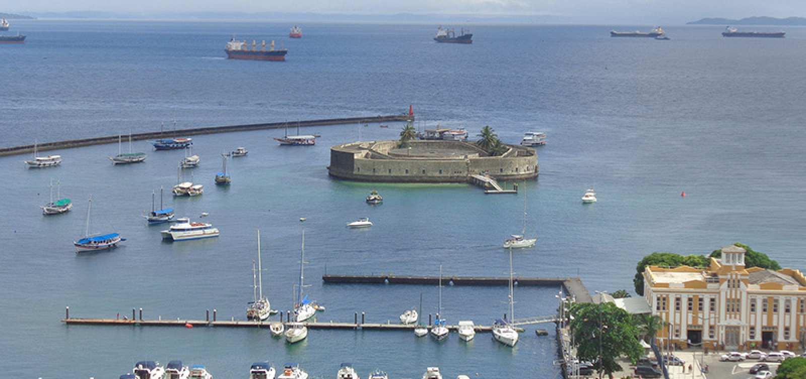 Com mar tranquilo, lanchinhas e catamarãs circulam normalmente nesta sexta