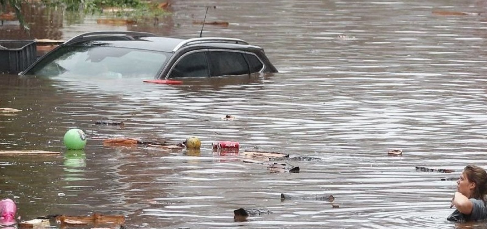 Grande volume de chuva causa enchentes, destruição e mortes na Europa