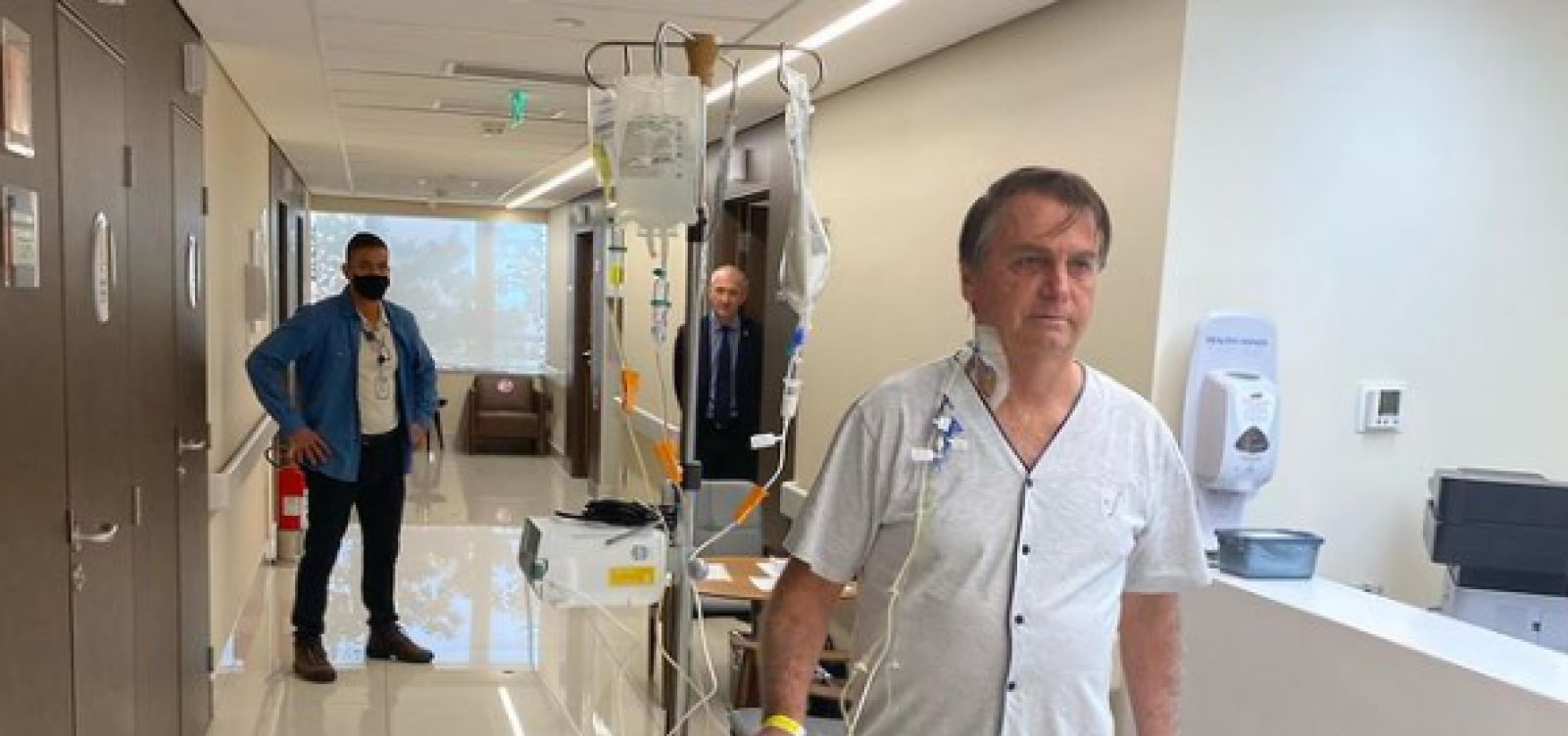 Sem máscara, Bolsonaro caminha por hospital: "Em breve, de volta a campo"
