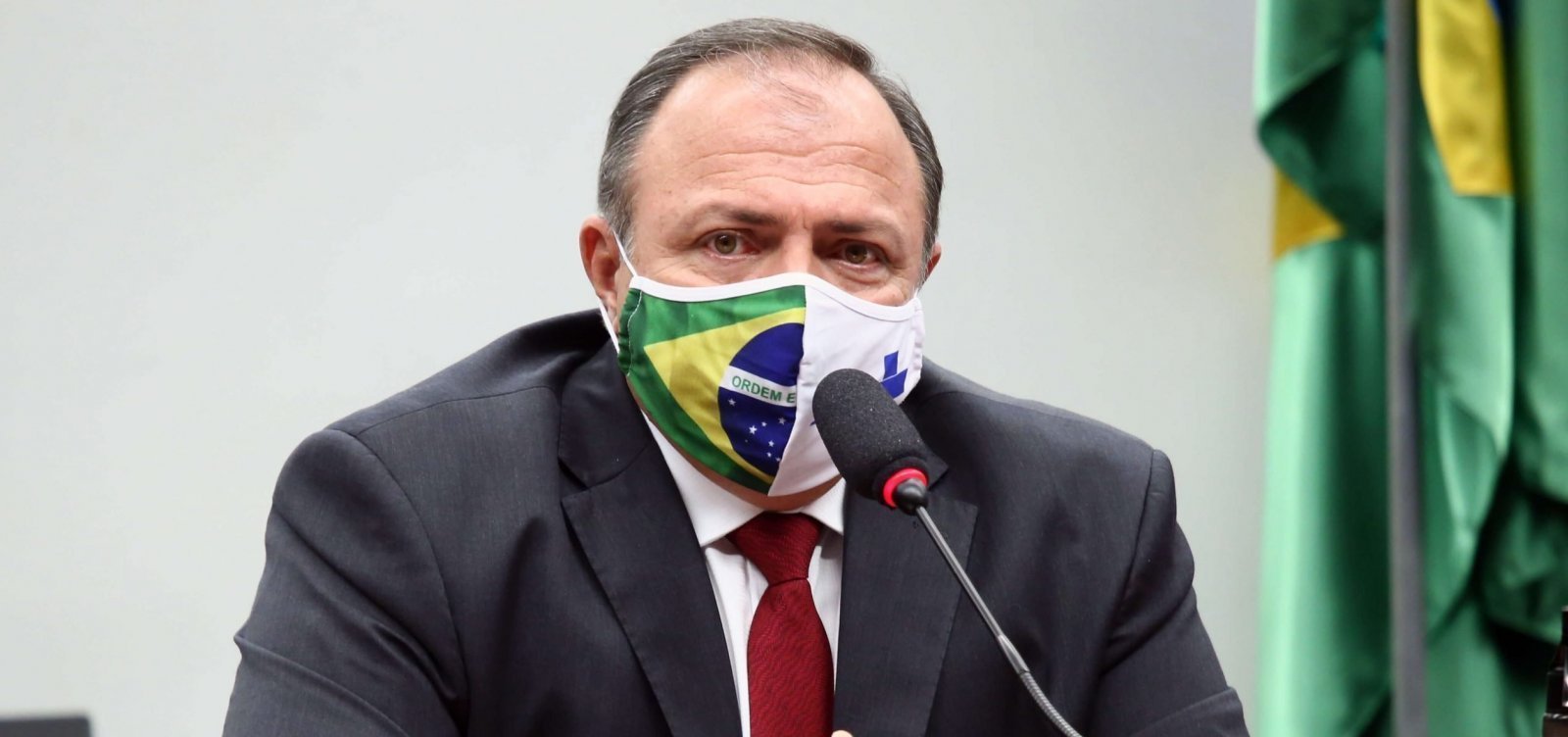 Pazuello negociou Coronavac com intermediária e pelo triplo do preço, diz jornal