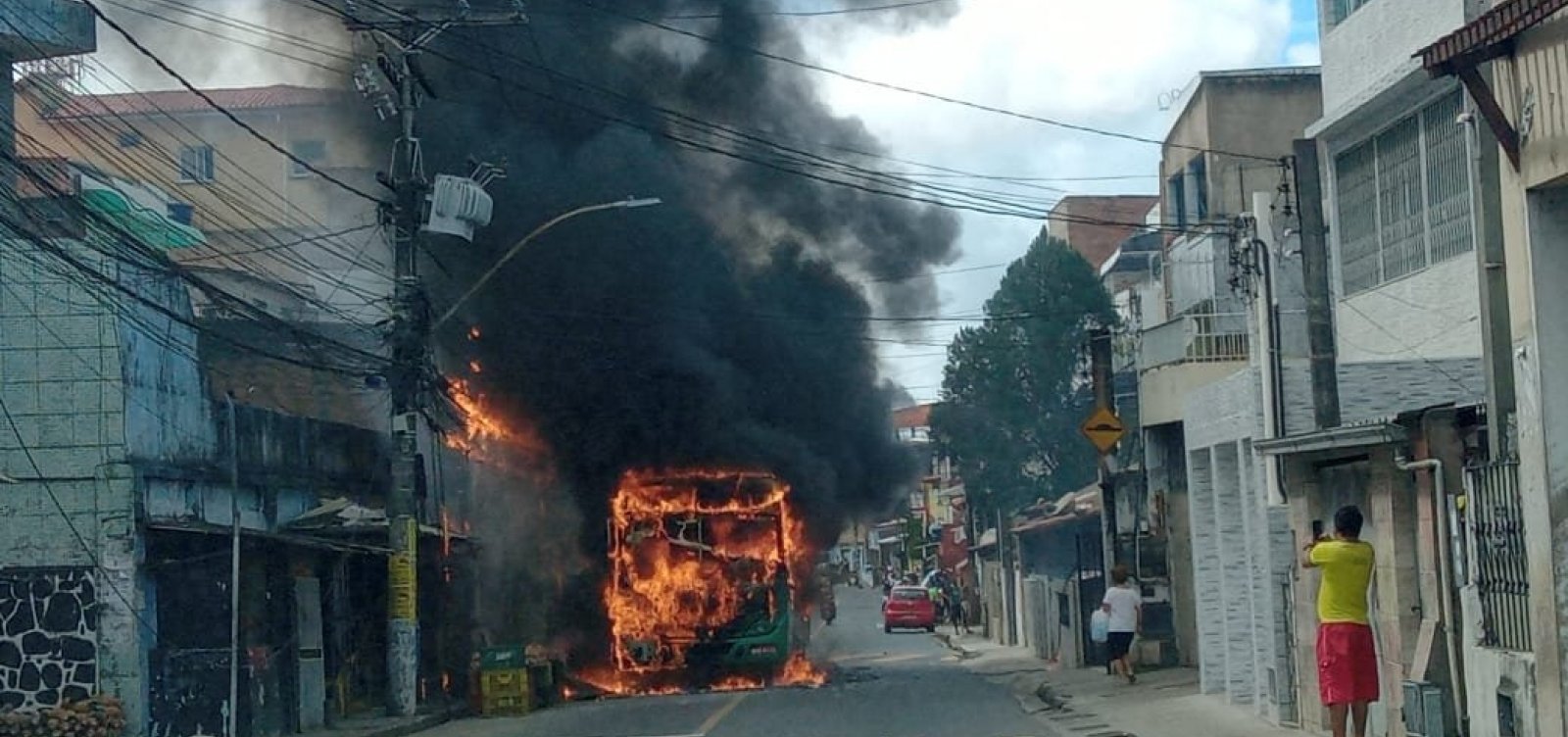 Incêndio em ônibus complica trânsito no Pero Vaz; não houve feridos