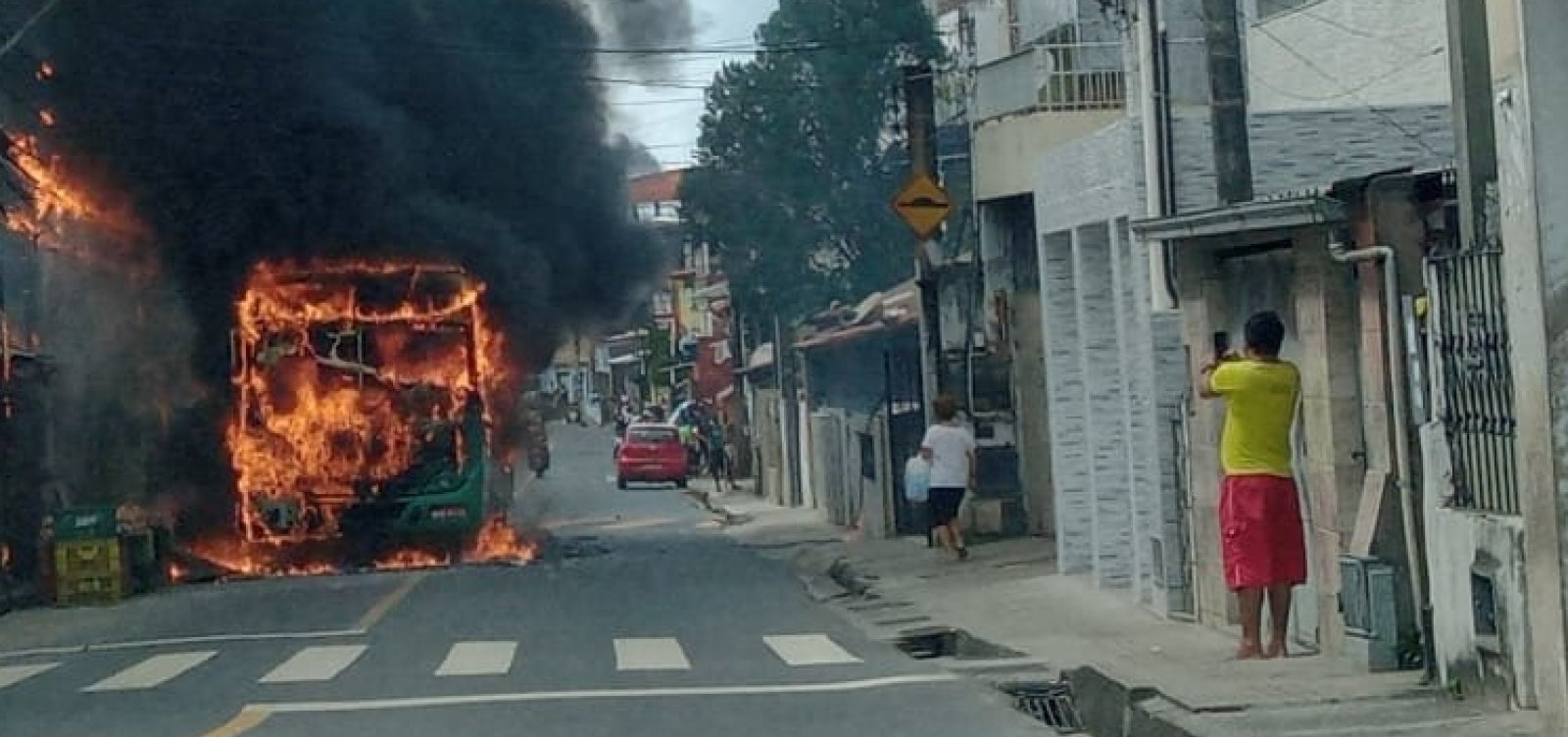 Incêndio a ônibus no IAPI pode ser represália de traficantes por morte de comparsa em confronto com a PM