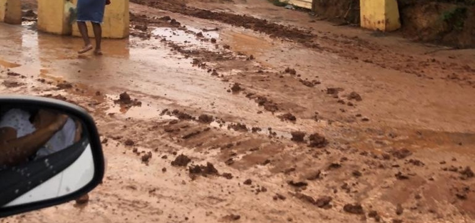 Obra da Conder em Piatã transforma pista em mar de lama