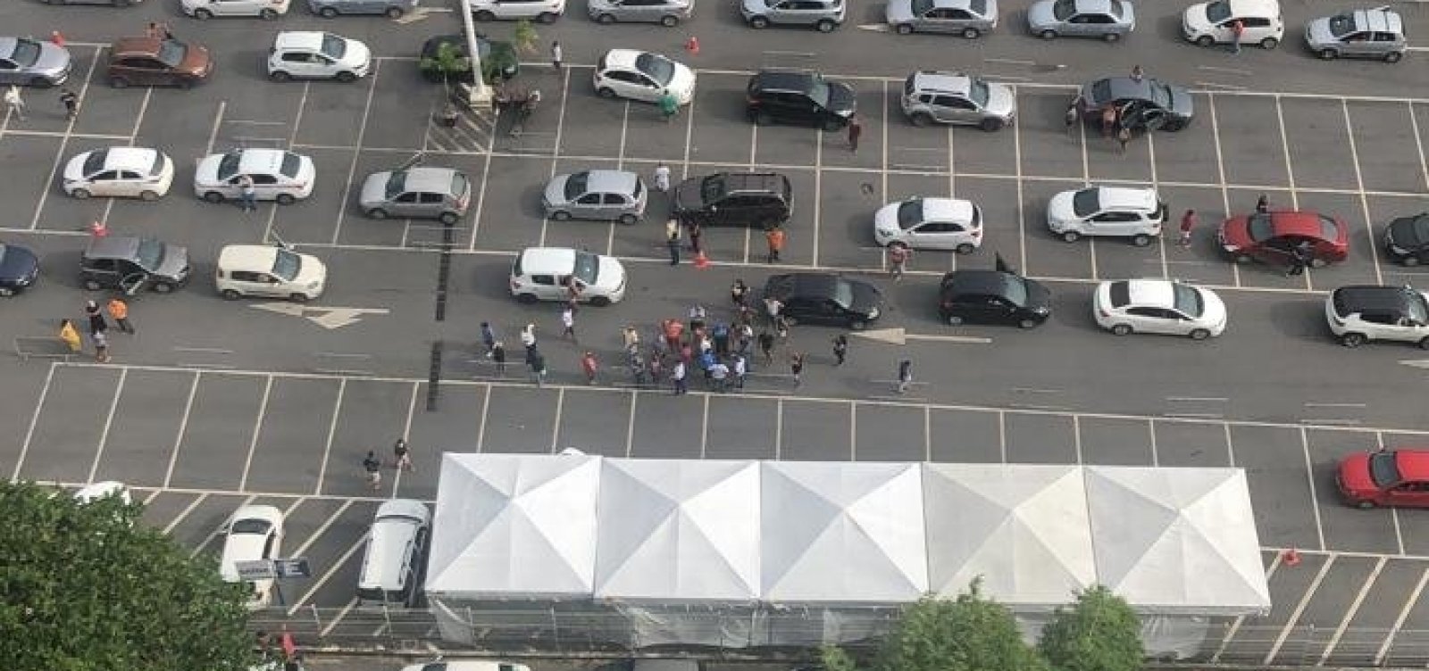 Espera de seis horas para vacinação e princípio de confusão no Drive do Shopping da Bahia