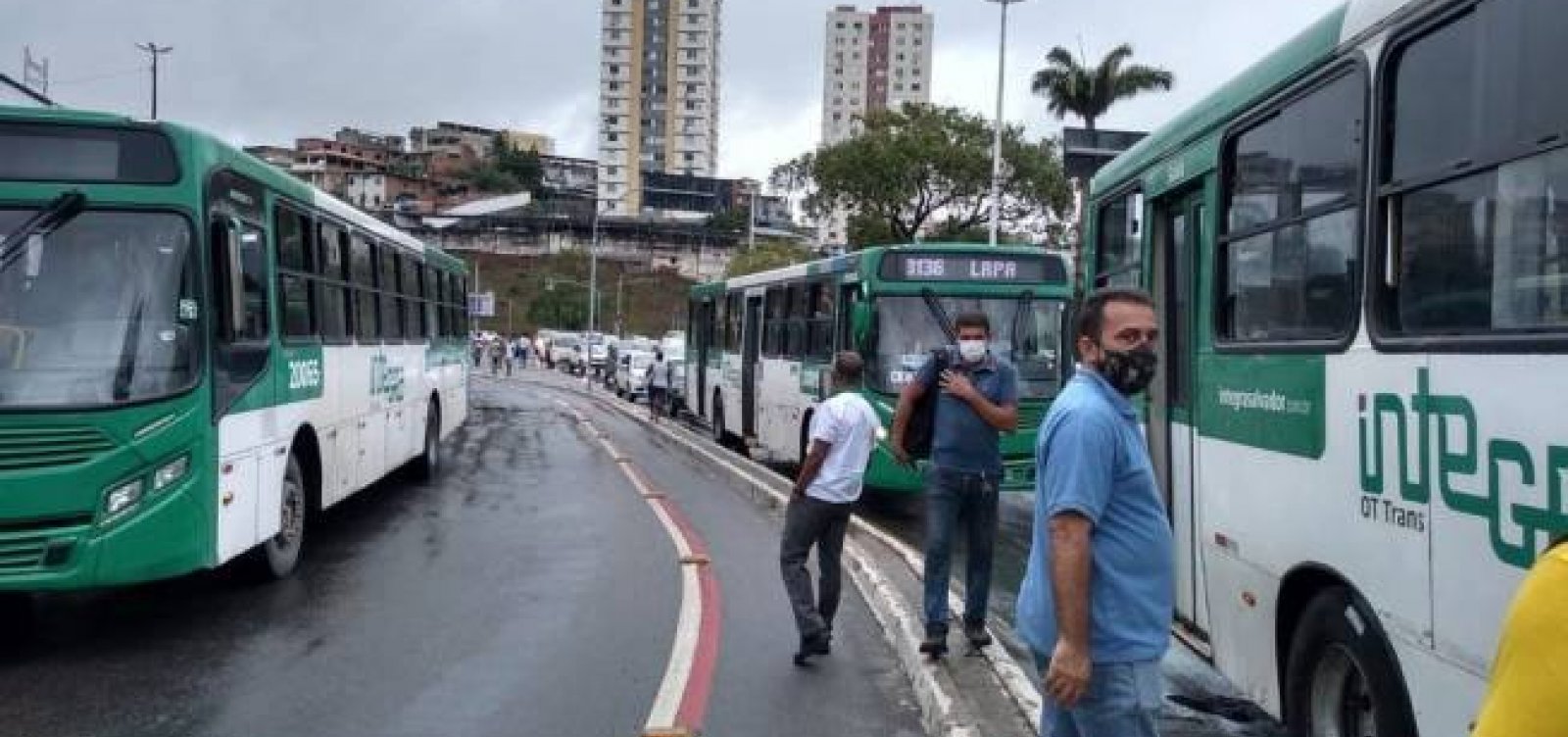 Rodoviários fecham entrada da Lapa em novo protesto para cobrar dívidas trabalhistas