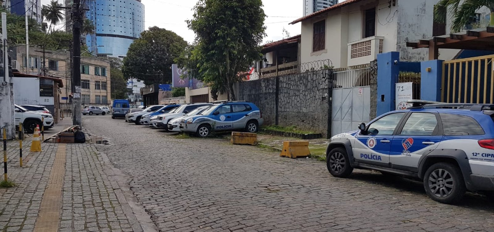 Viaturas estacionadas em calçada atrapalham circulação em rua do Rio Vermelho