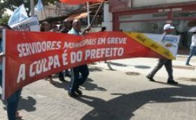 Em greve, servidores municipais protestam na Barra