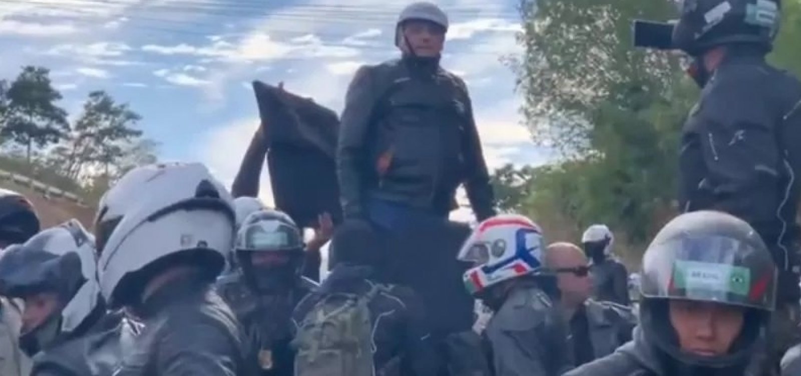 Bolsonaro participa de motociata no interior de São Paulo
