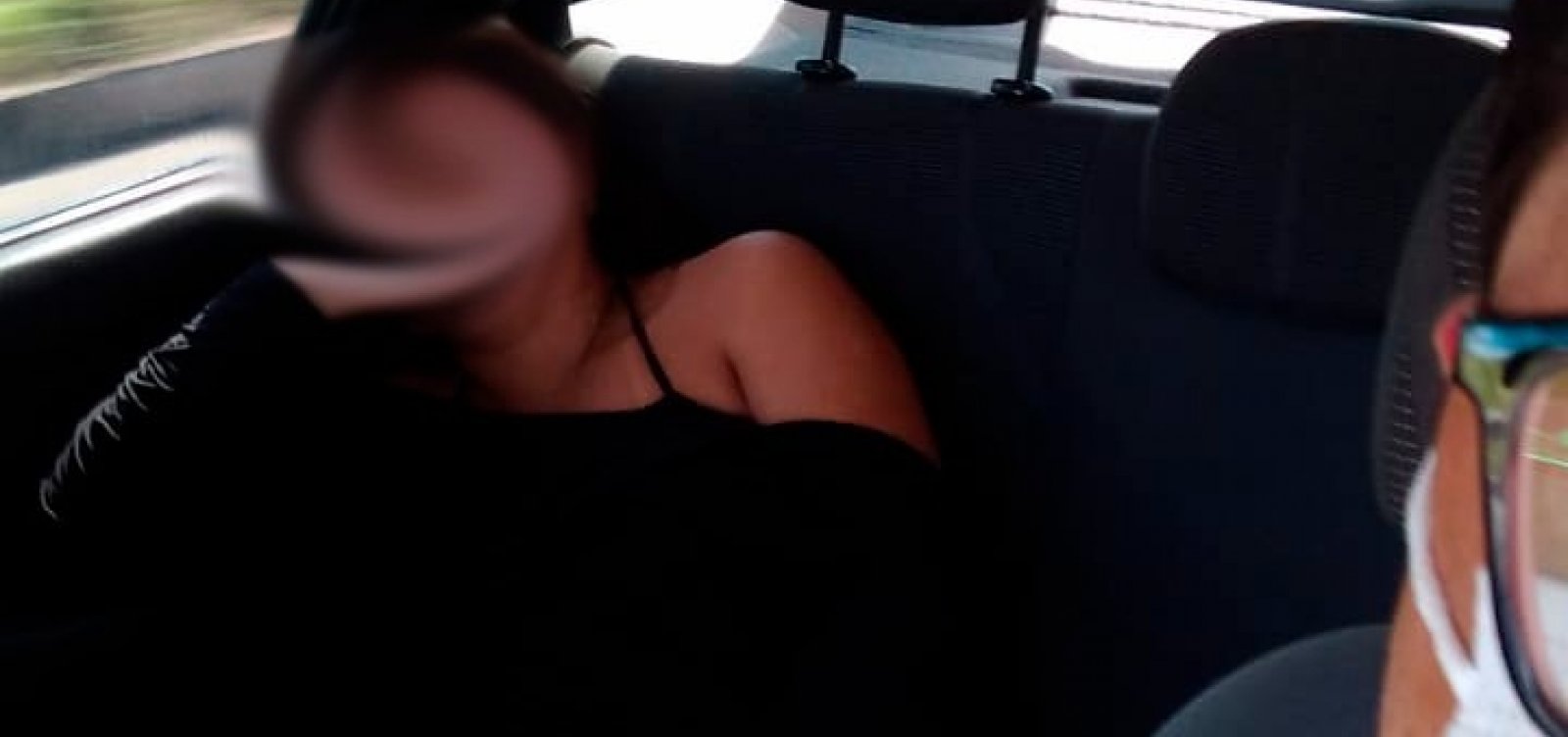 Passageira dorme no carro e motorista de aplicativo expõe foto com comentários sexuais