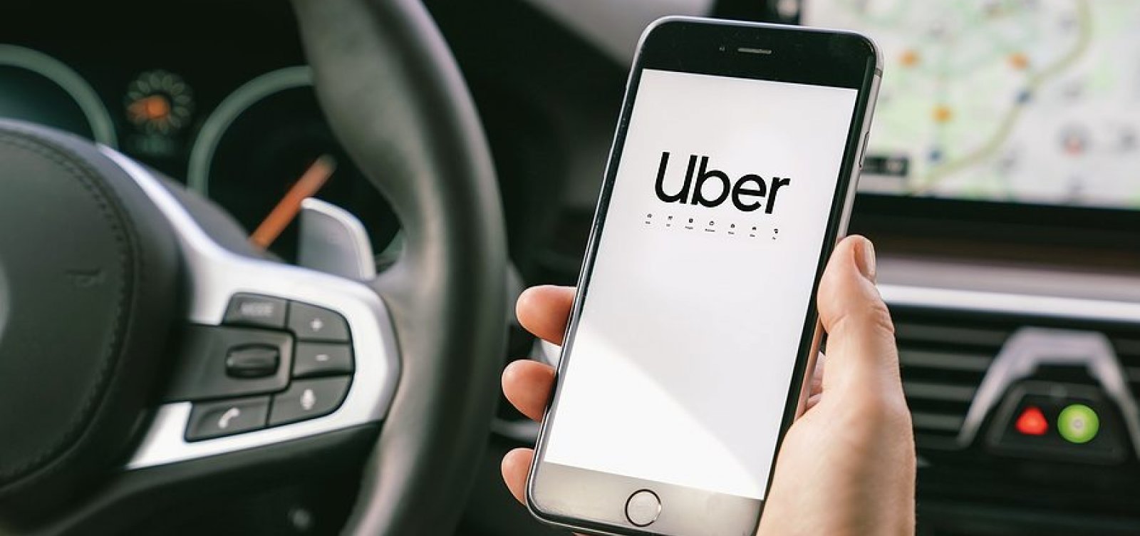 Uber cancela conta de motorista que divulgou foto de passageira dormindo no carro