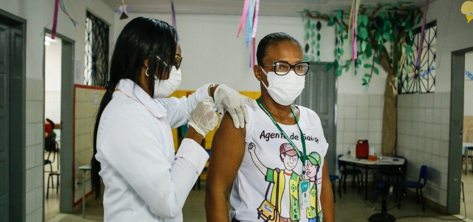 Lauro de Freitas vacina pessoas com 33 anos 