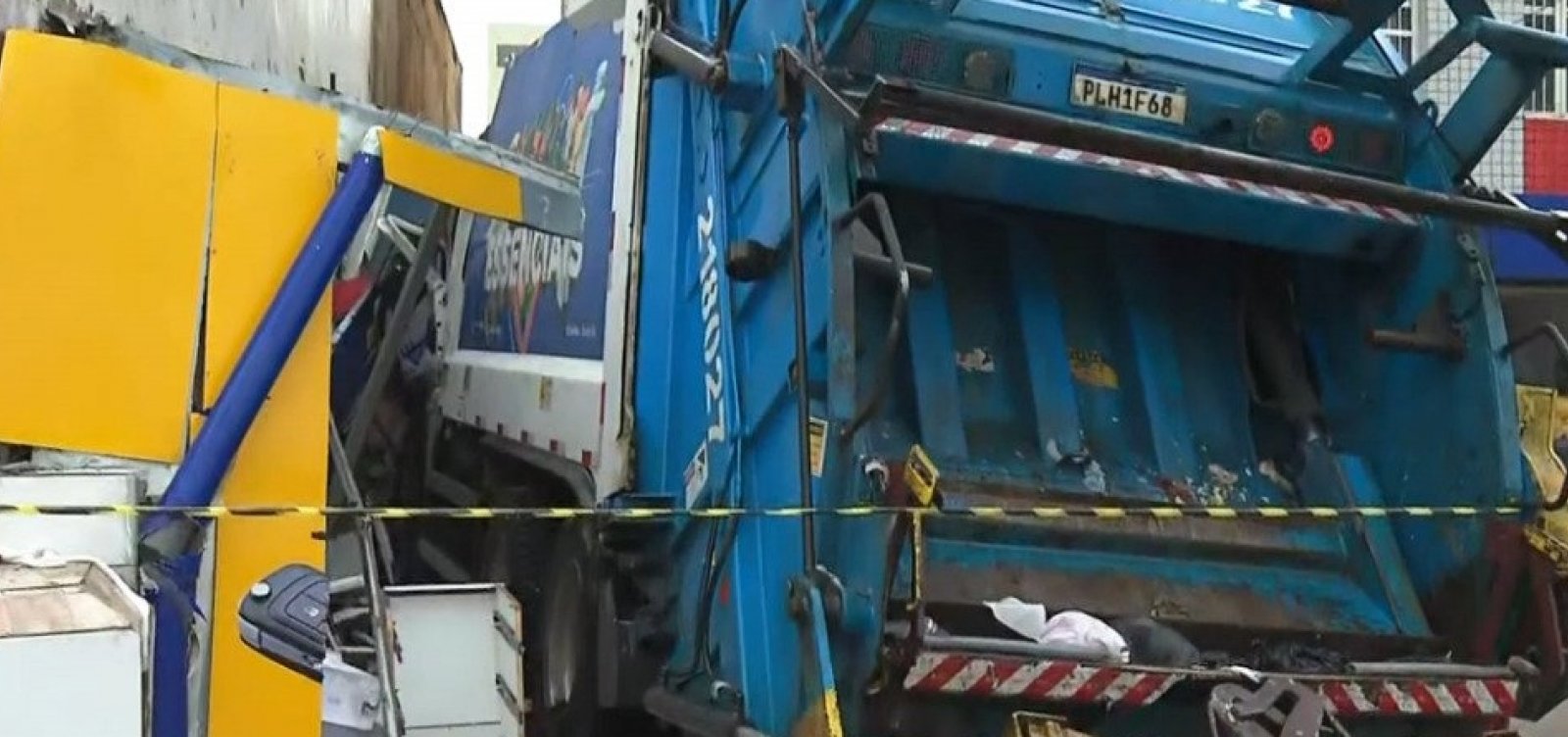 Caminhão de lixo se choca contra prédio e deixa quatro feridos