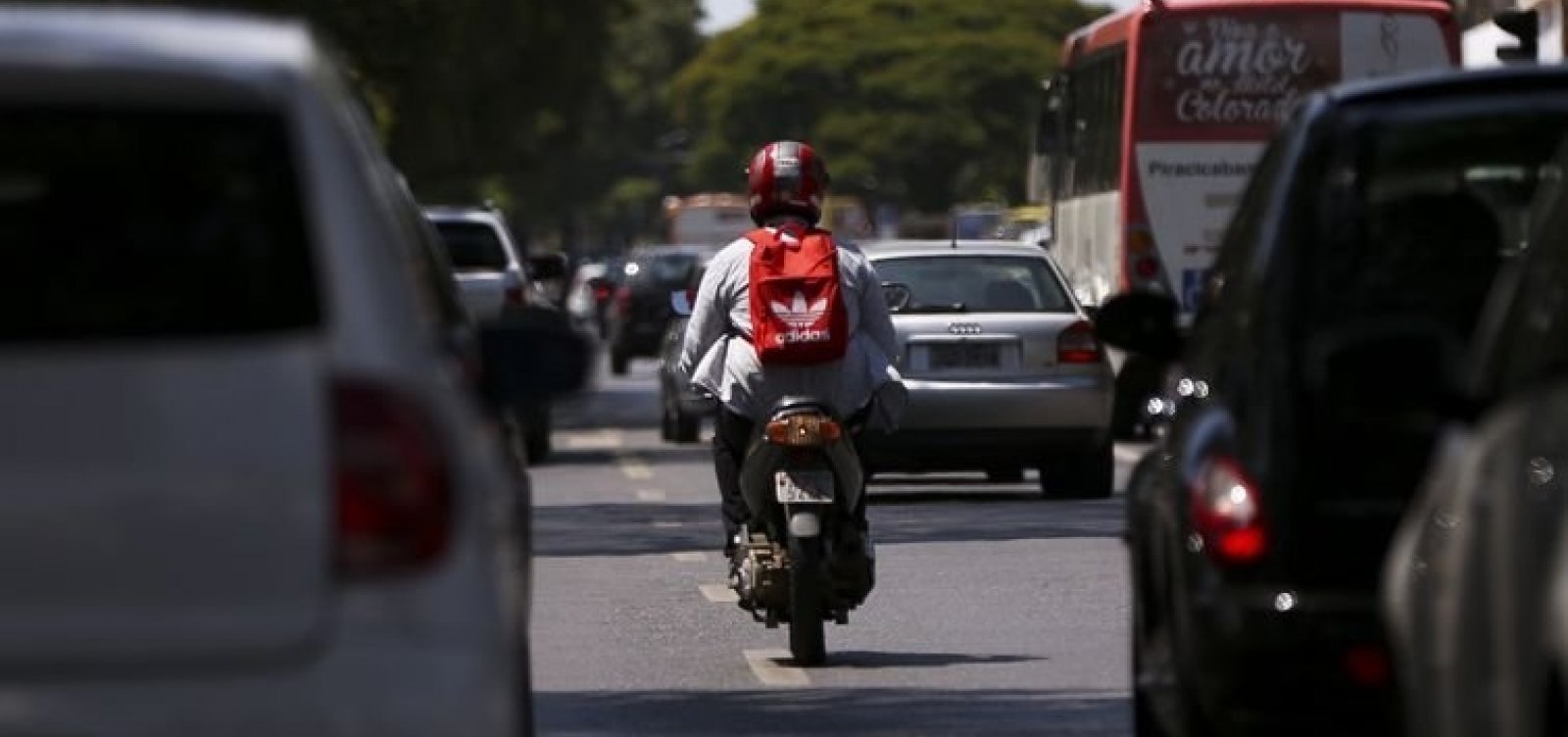 Motociclista morre após bater em poste na Avenida Barros Reis
