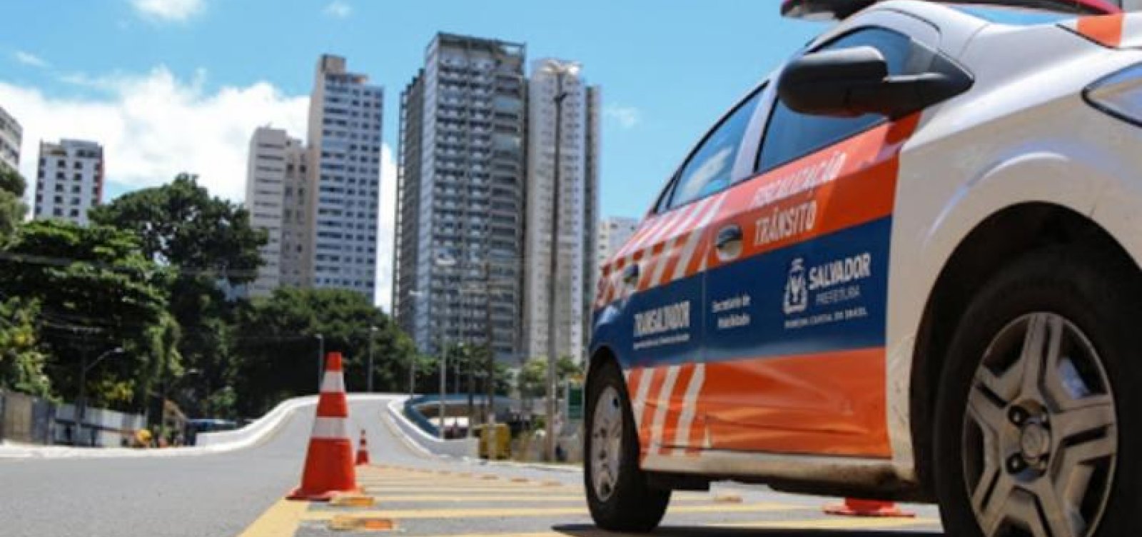 Transalvador diz que apura multas em fila da vacina, mas pontua que uso do celular no volante é infração