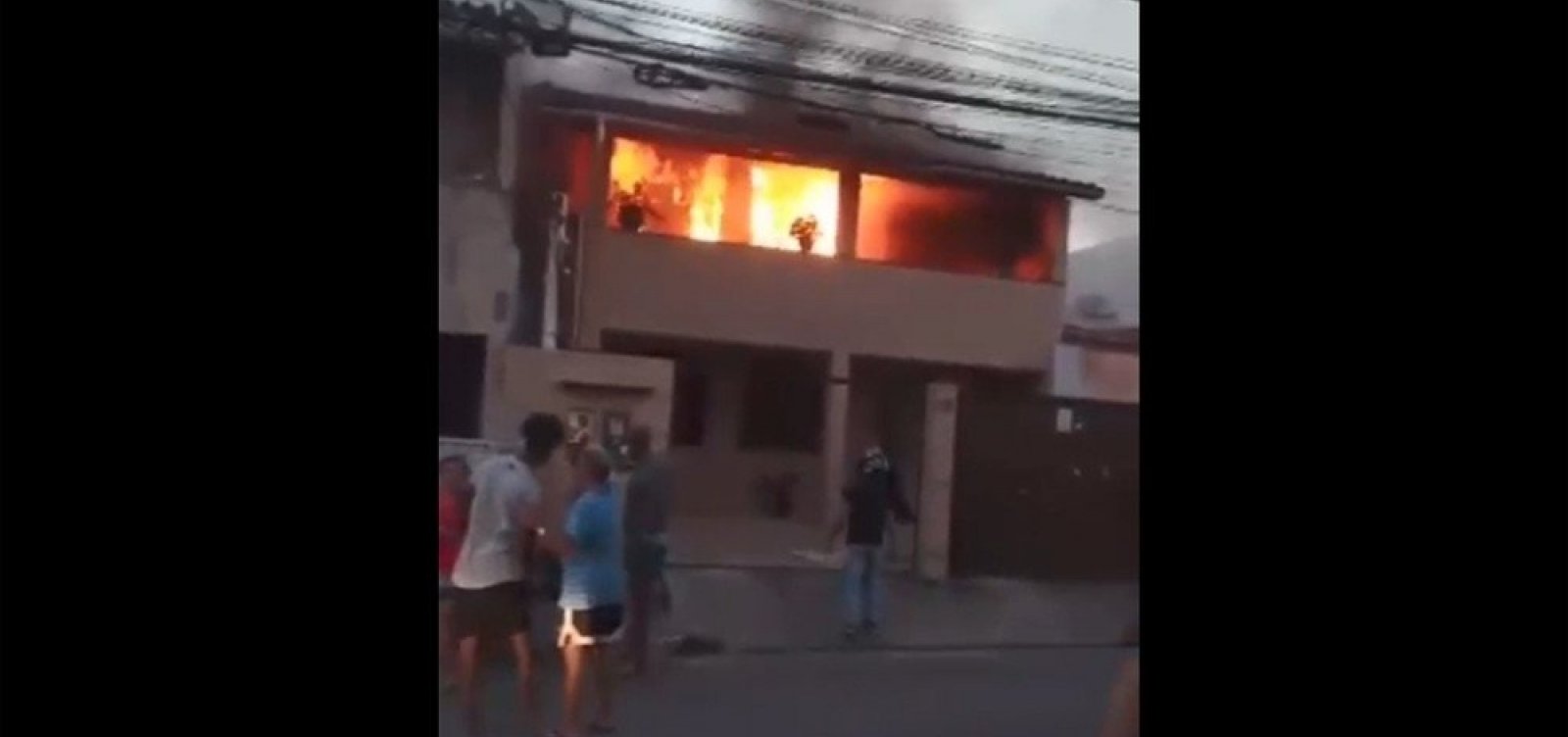 Após queda de vela, casa pega fogo em Lauro de Freitas