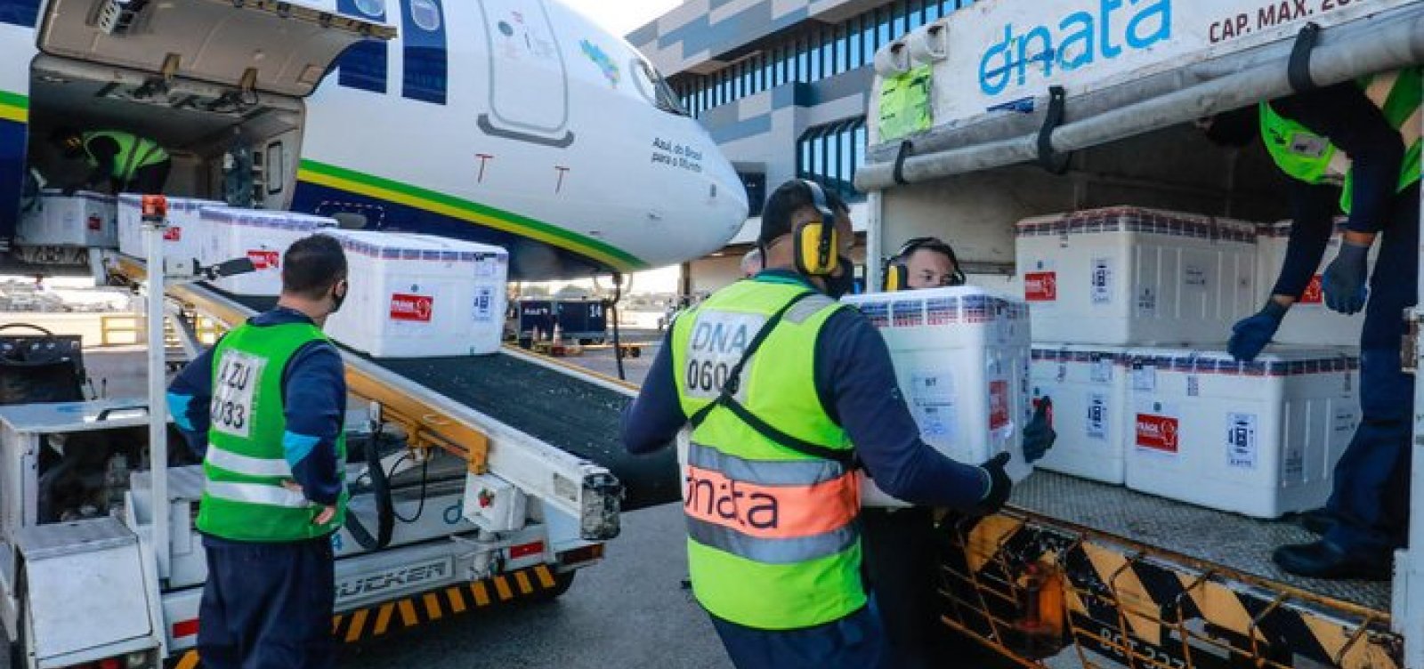 Ministério da Saúde admite que tem 9,5 milhões de doses de vacinas paradas no centro de distribuição