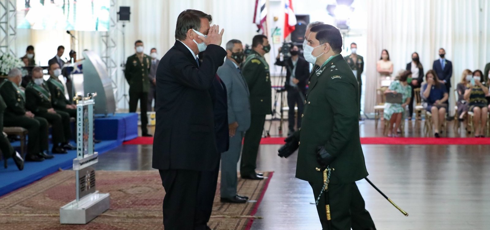 Bolsonaro afirma que Forças Armadas apoiam totalmente as suas decisões 