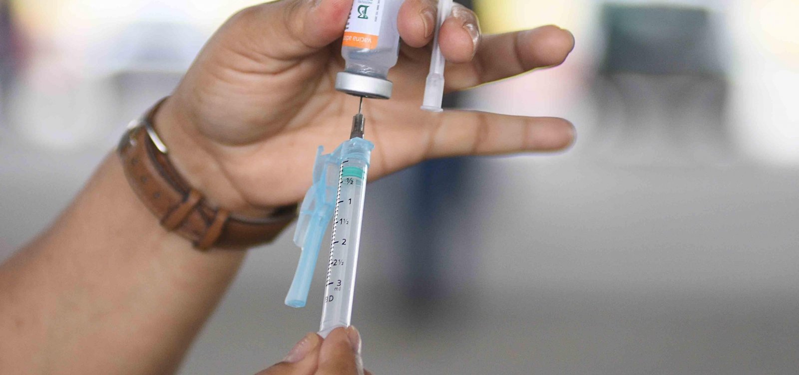 Vacinação chega às pessoas com 23 anos nesta sexta