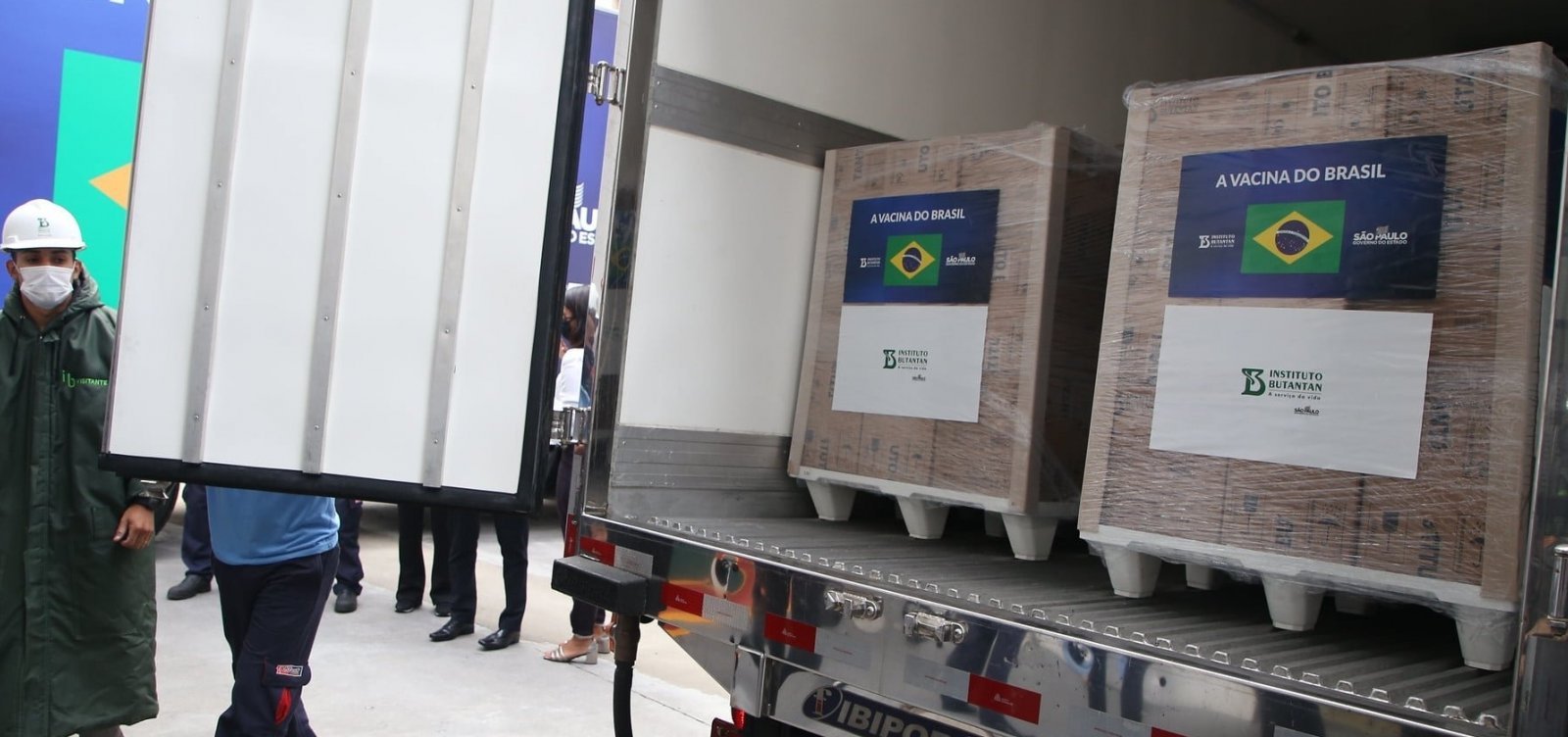 Ministério da Saúde afirma que não há doses de vacinas "paradas" no centro de distribuição