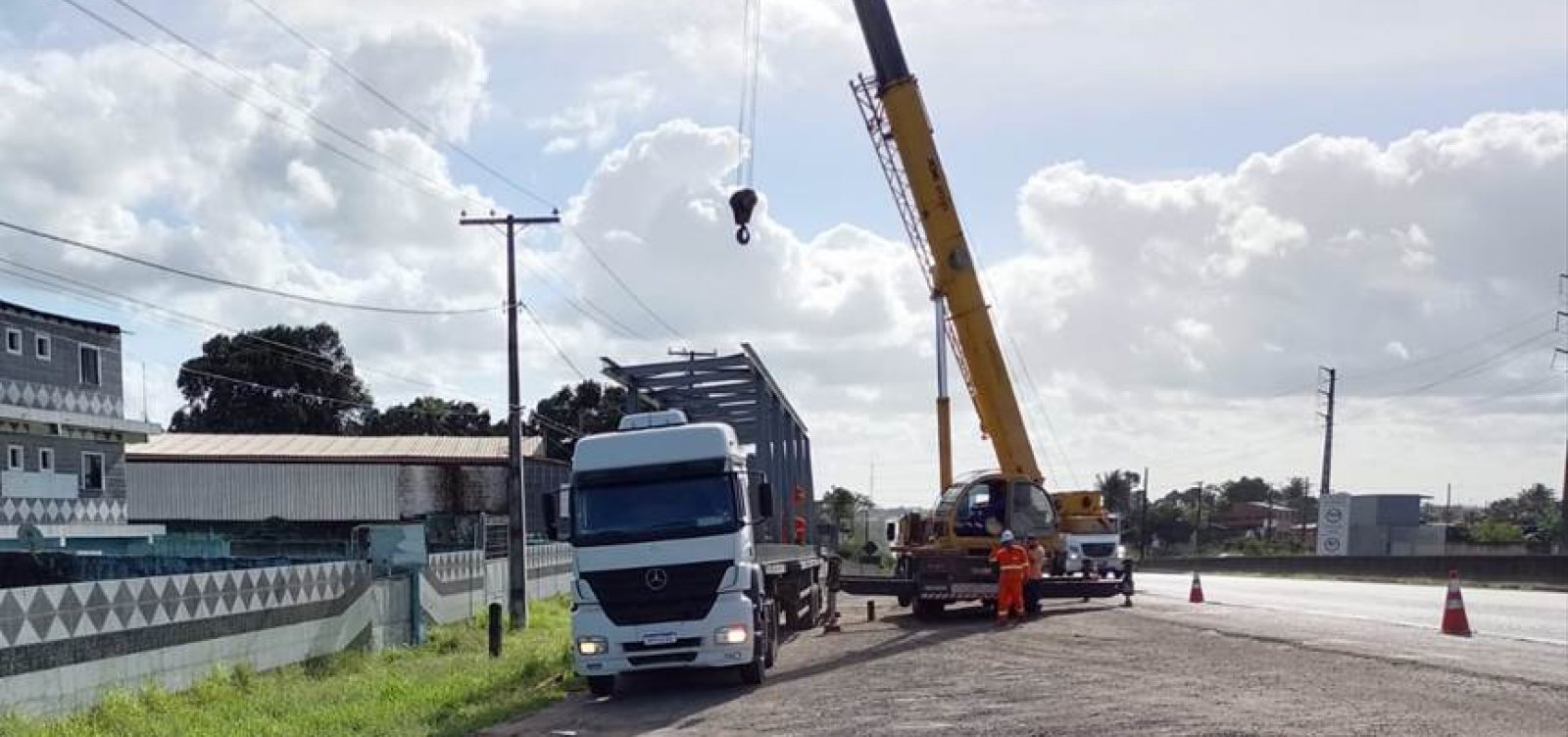 Após ter pedágio reduzido por falta de obras, ViaBahia constrói passarela na BR-324