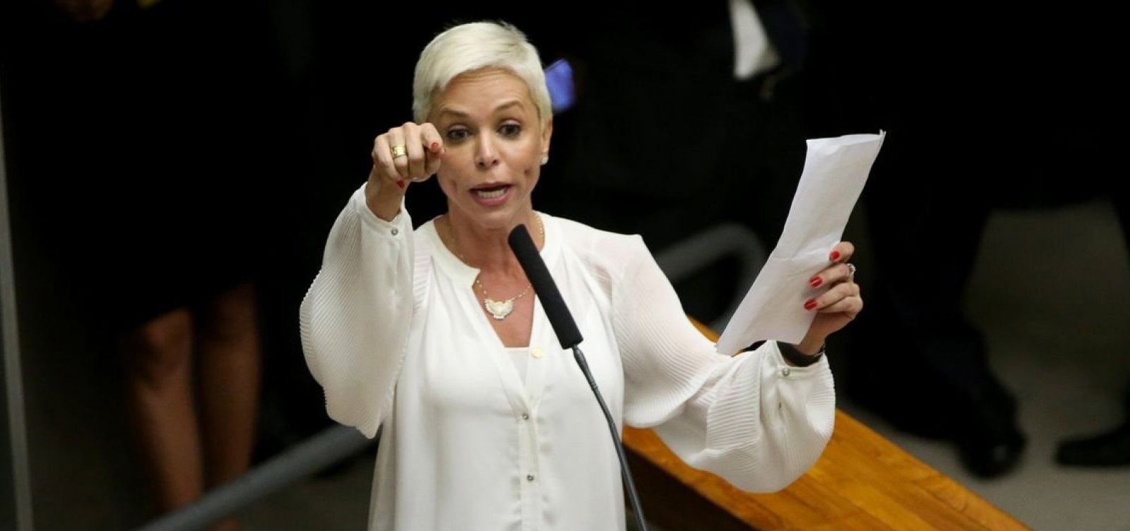 "E o bonito não faz nada?", cobra filha de Roberto Jeferson a Bolsonaro