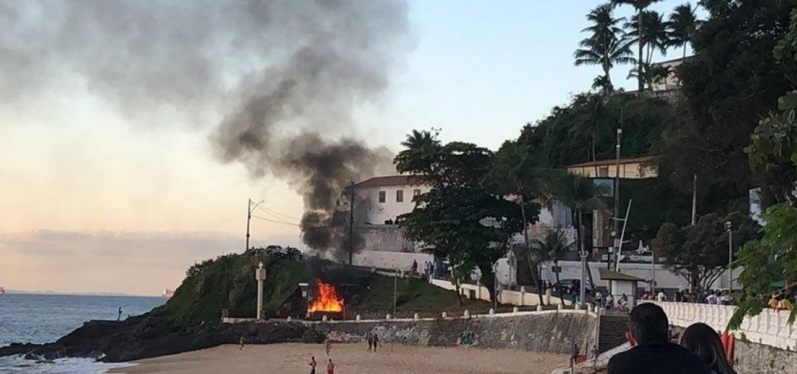 Vítima de atentado na Barra morre após ter mais de 90% do corpo queimado