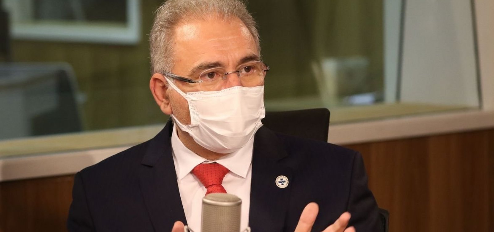 Queiroz estima que país terá 100% da população adulta vacinada até outubro