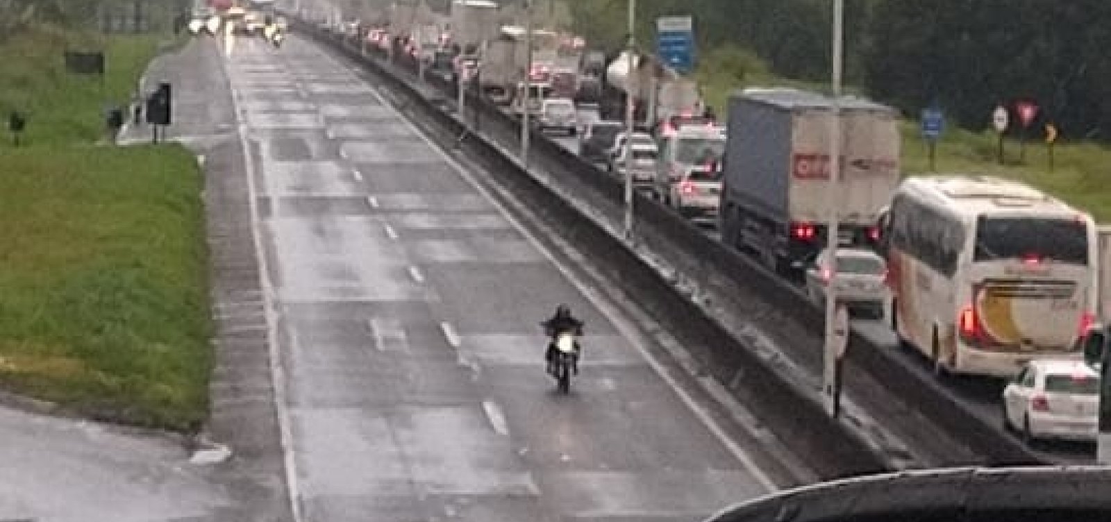 Caminh&atilde;o tomba e causa engarrafamento na BR-324