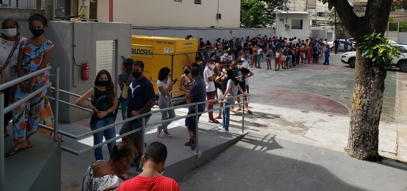 Apae tem filas intensas em dia de vacinação de adolescentes 