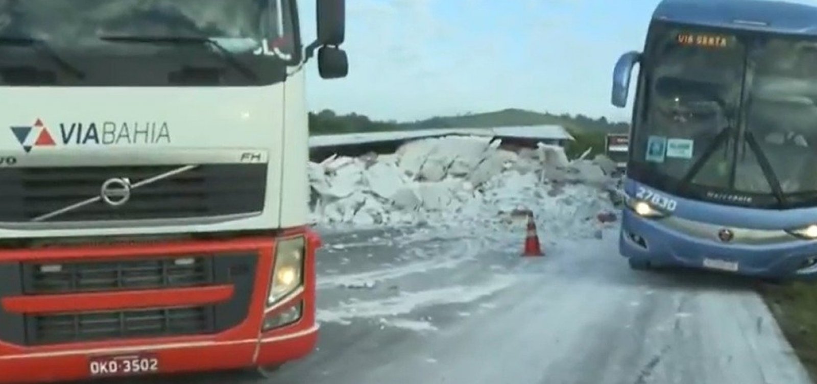 Carreta transportando gesso tomba na BR-324