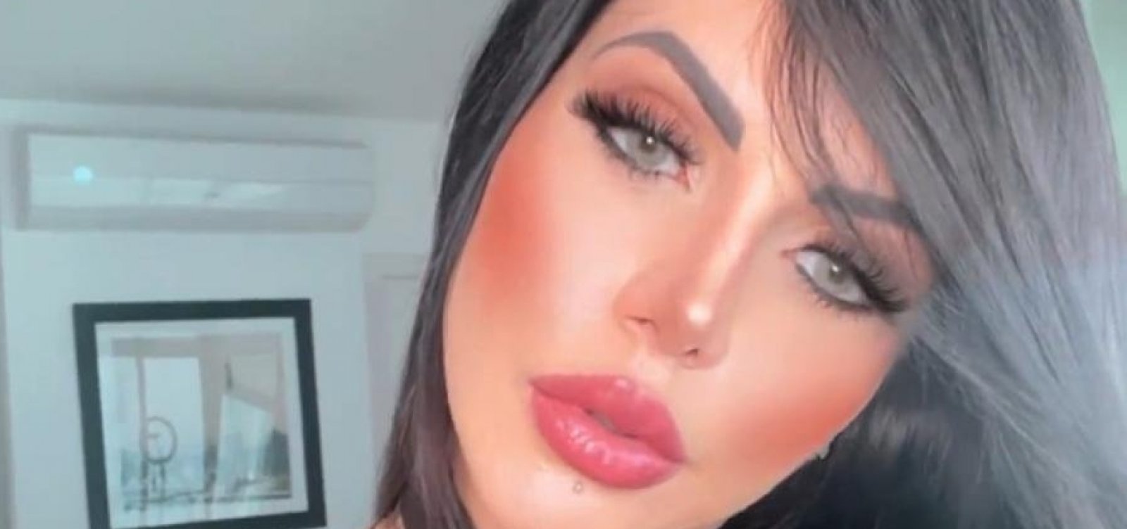 Influencer baiana identifica autores de ataques e registra boletim de ocorrência em delegacia